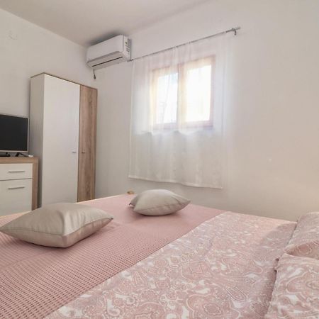 Studio Apartman Edy 3 PUY Exterior foto