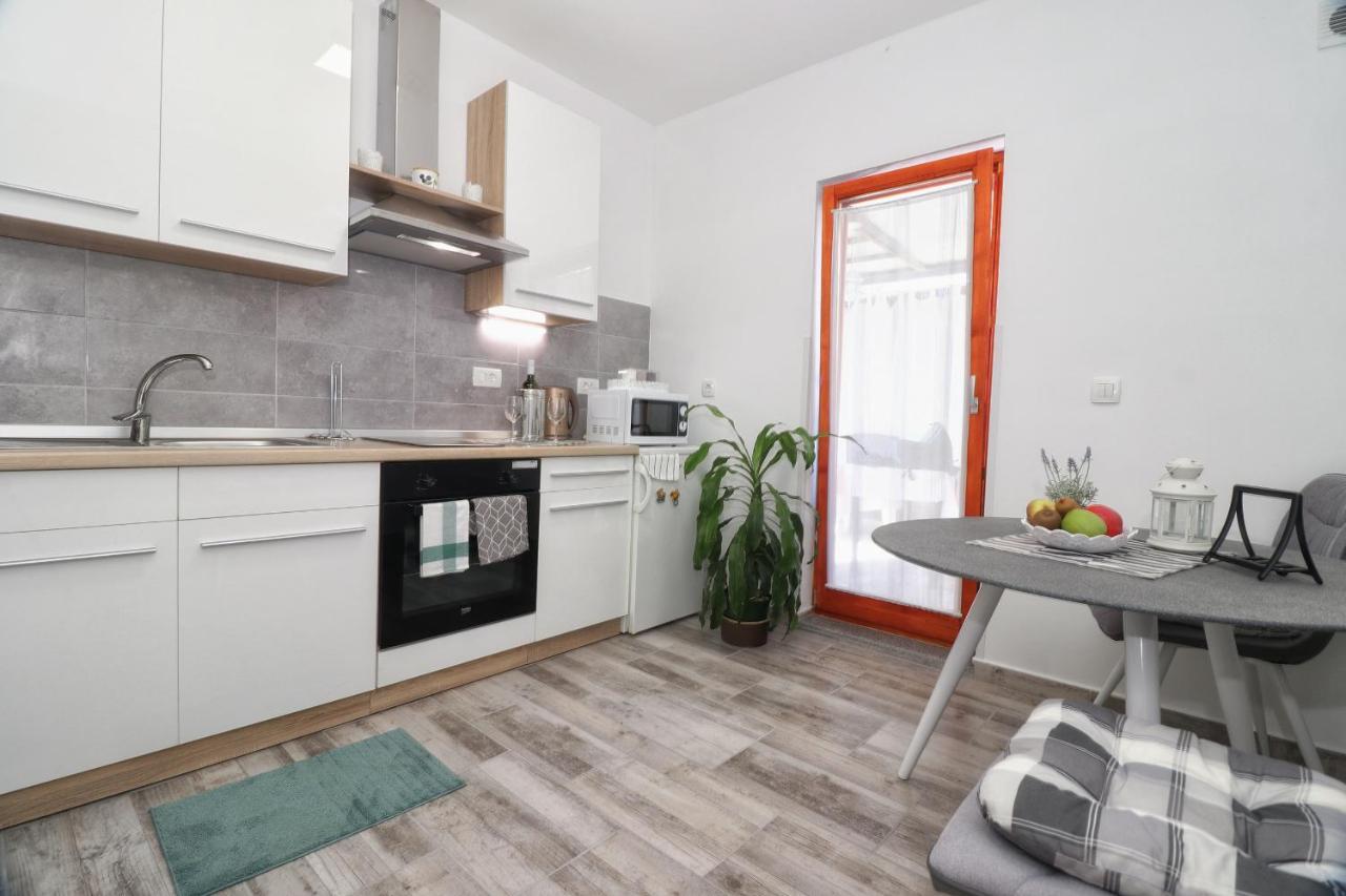 Studio Apartman Edy 3 PUY Exterior foto